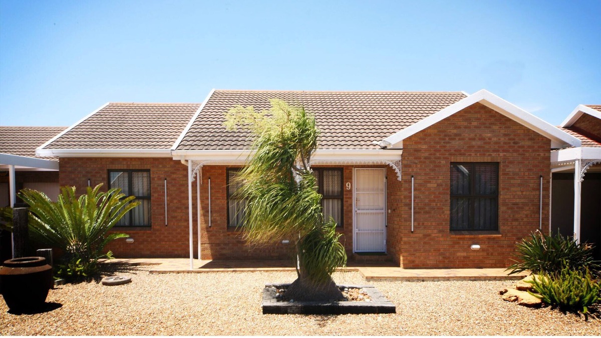 Trawal House | DeKeurboom Guesthouses. (Weslyn Luxury Cottage)