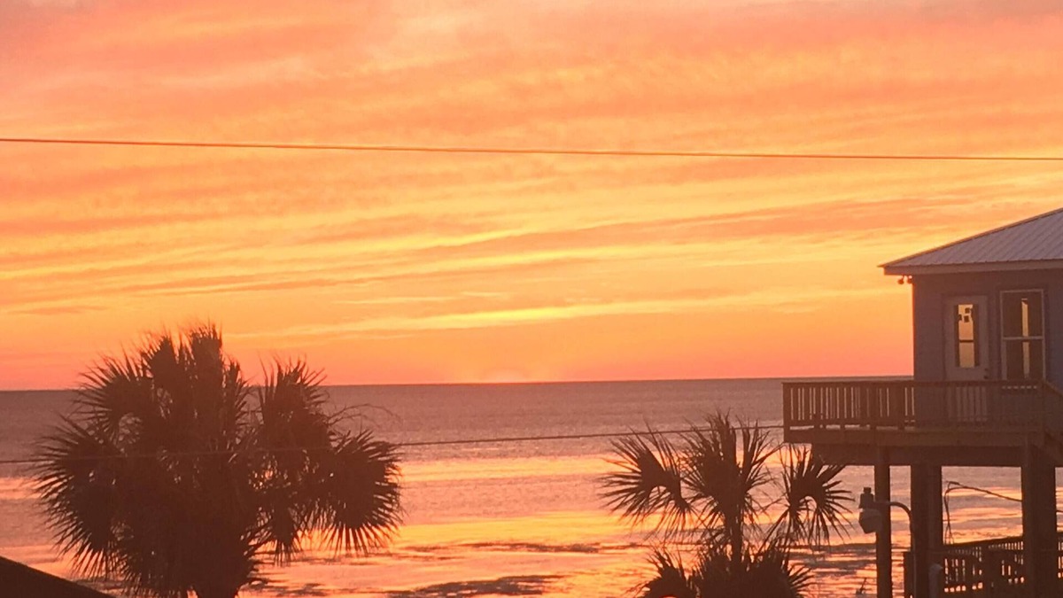 Salem House | Dekle Beach Darling - Beautiful Sunsets and Great Fishing