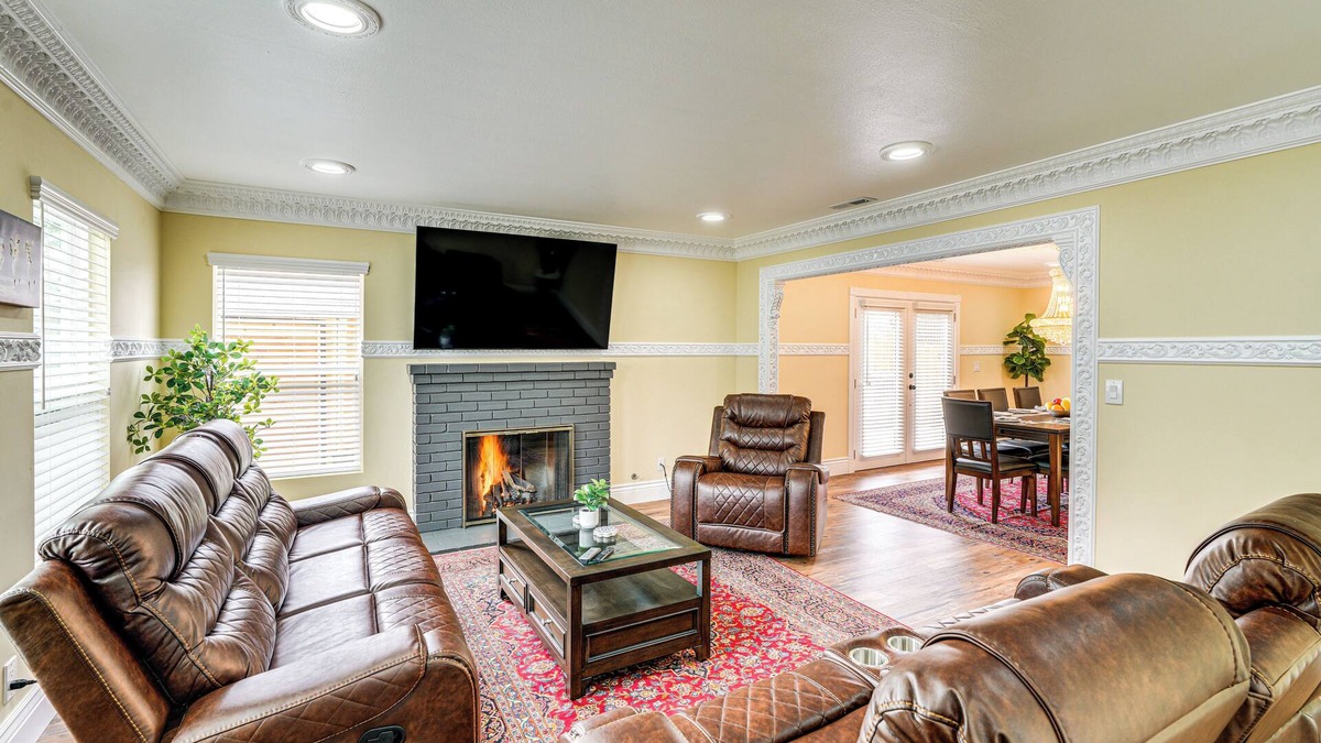 Del Rey Oaks House | Del Rey Oaks Vacation Home w/Mini-Golf Course!