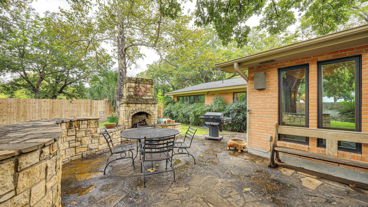Amistad National Recreational Area House | Del Rio Home w/Large Yard, BBQ + Fireplace!