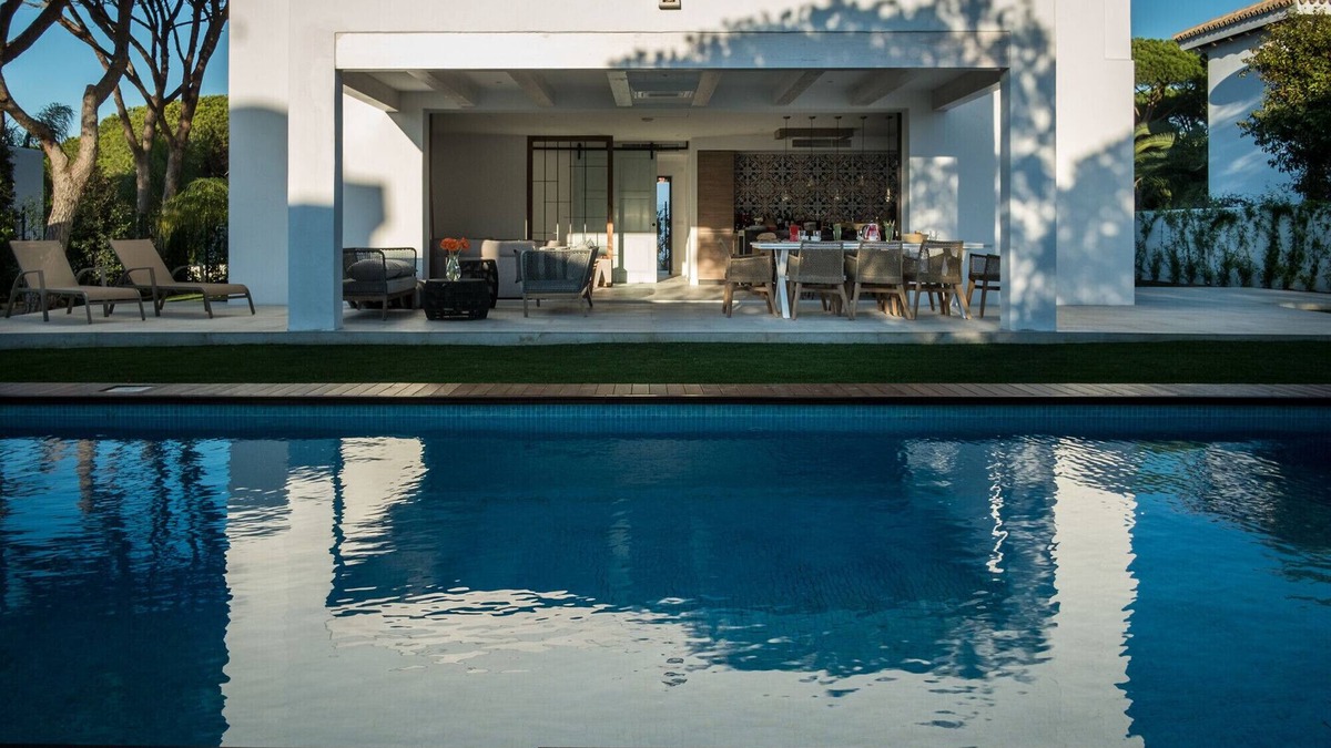 Cabo Roche Villa | Del Sol. Modern Andalus, beach access and views