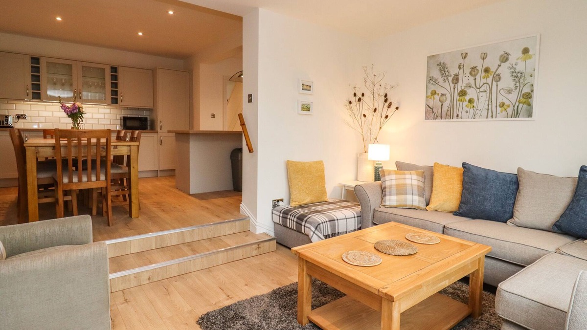 Bishop's Cleeve House | DELABERE ROAD, pet friendly, with a garden in Bishops Cleeve
