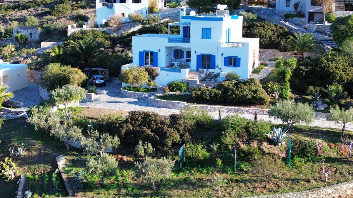 Syros Apartment | Delagratsia: Appartement in a house and big garden, breathtaking sea view