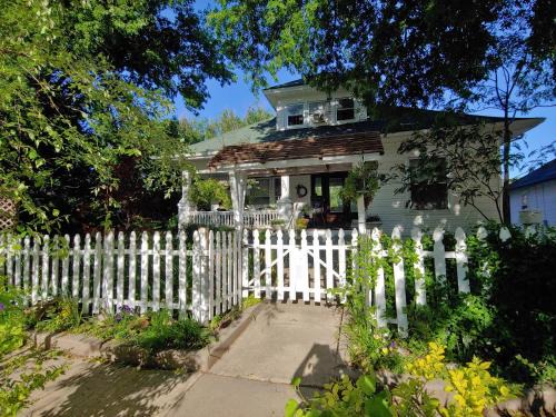 Wichita Bed & Breakfast | Delano Bed and Breakfast