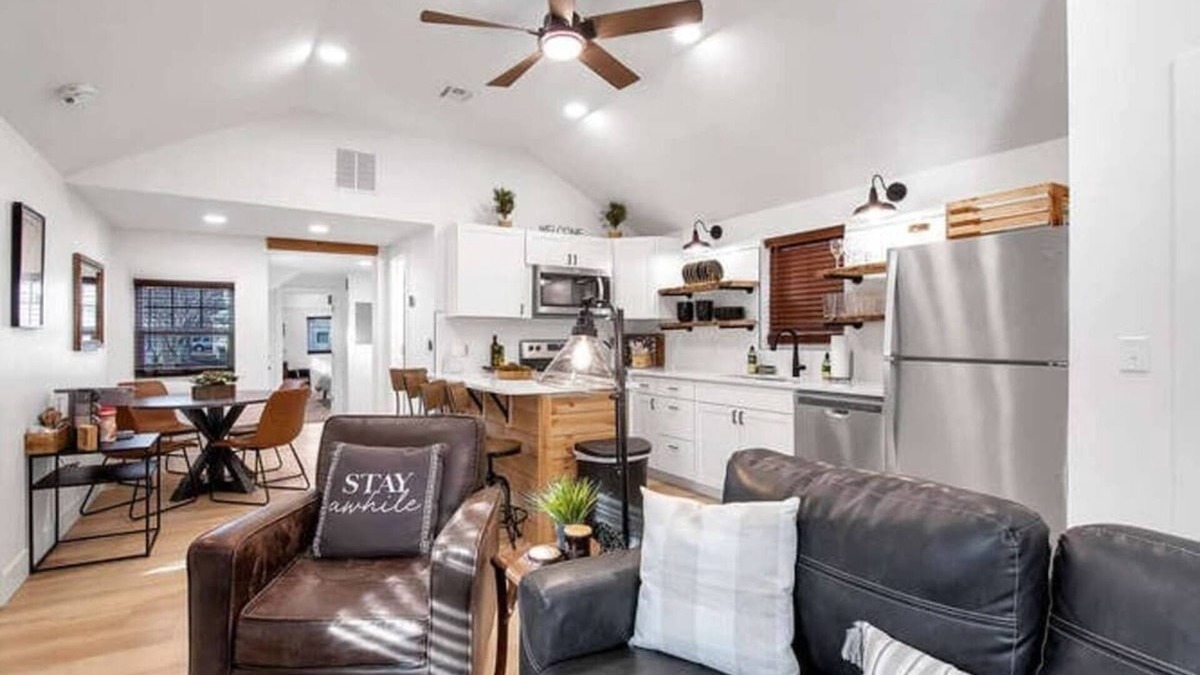 Wichita House | Delano Cabin - 2 Kings - Cute and Cozy!