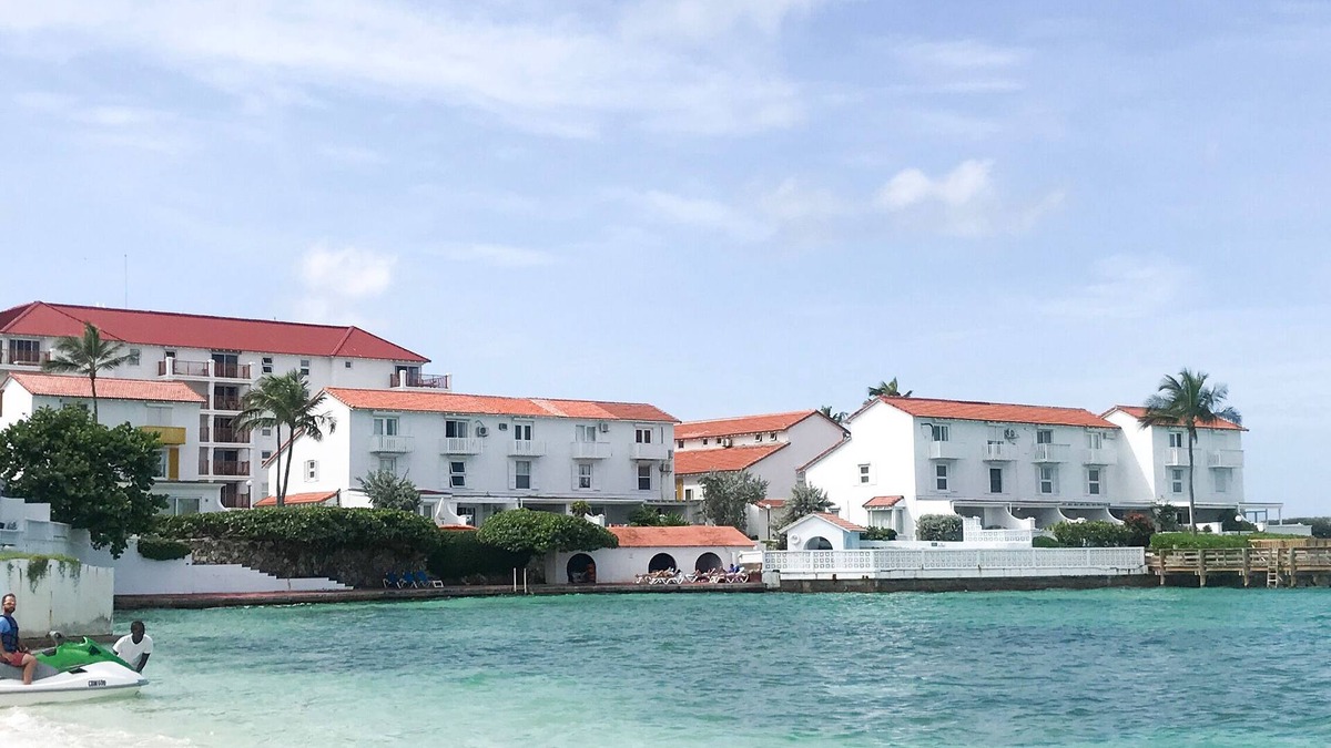 Nassau House | Delaporte Point Near waterpark Private Beach!