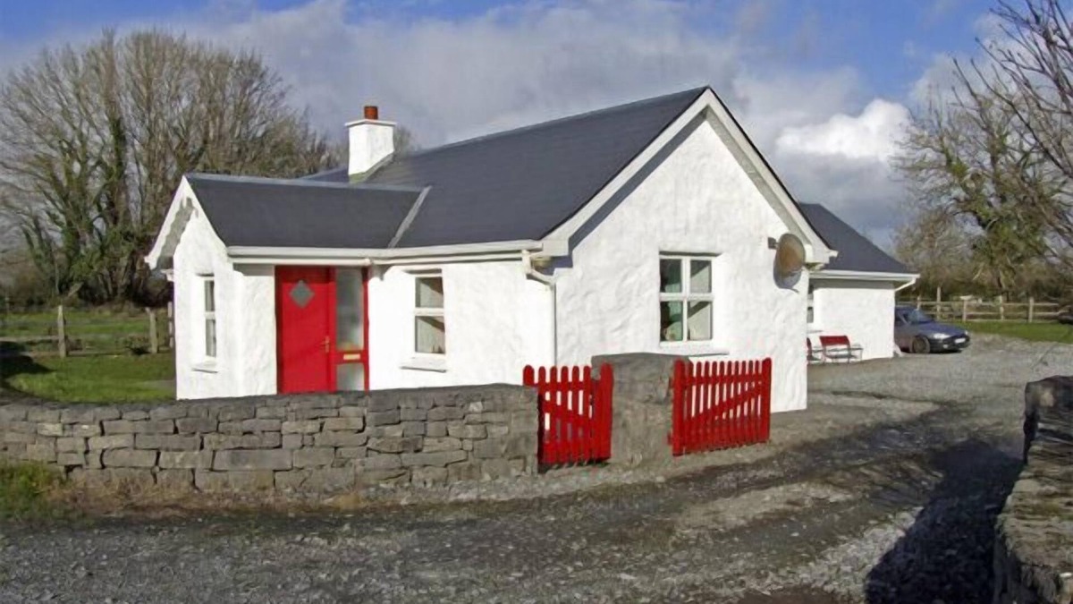 Ballinrobe Cottage | DELIA'S COTTAGE, pet friendly in Ballinrobe, County Mayo