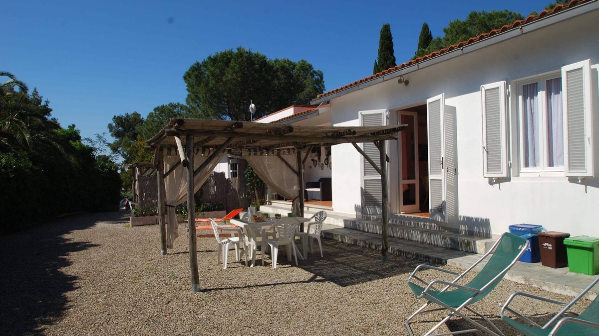 Lacona Apartment | delicious, 5 seats, large outdoor areas with lots of greenery and privacy, children's area