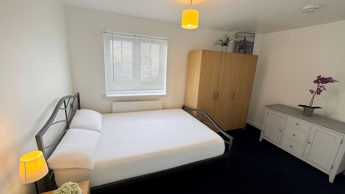 Luton House | Delight ensuite double bedroom Ensuite