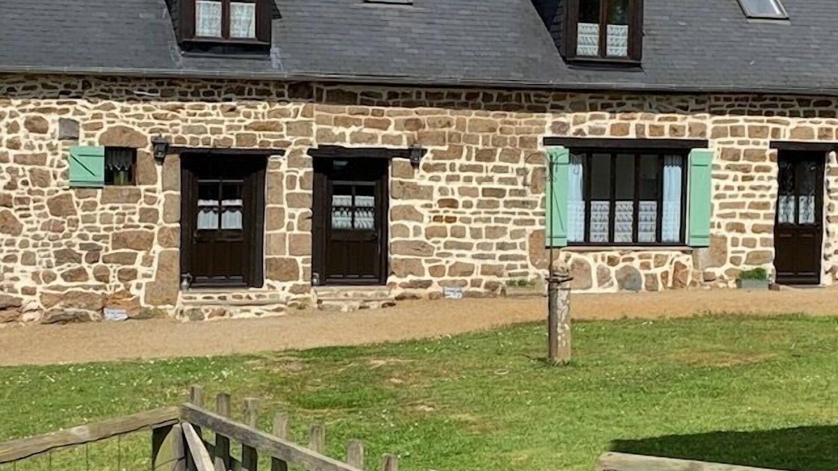 Ambrieres-les-Vallees Cottage | Delightful 1-Bed Cottage in Ceauce