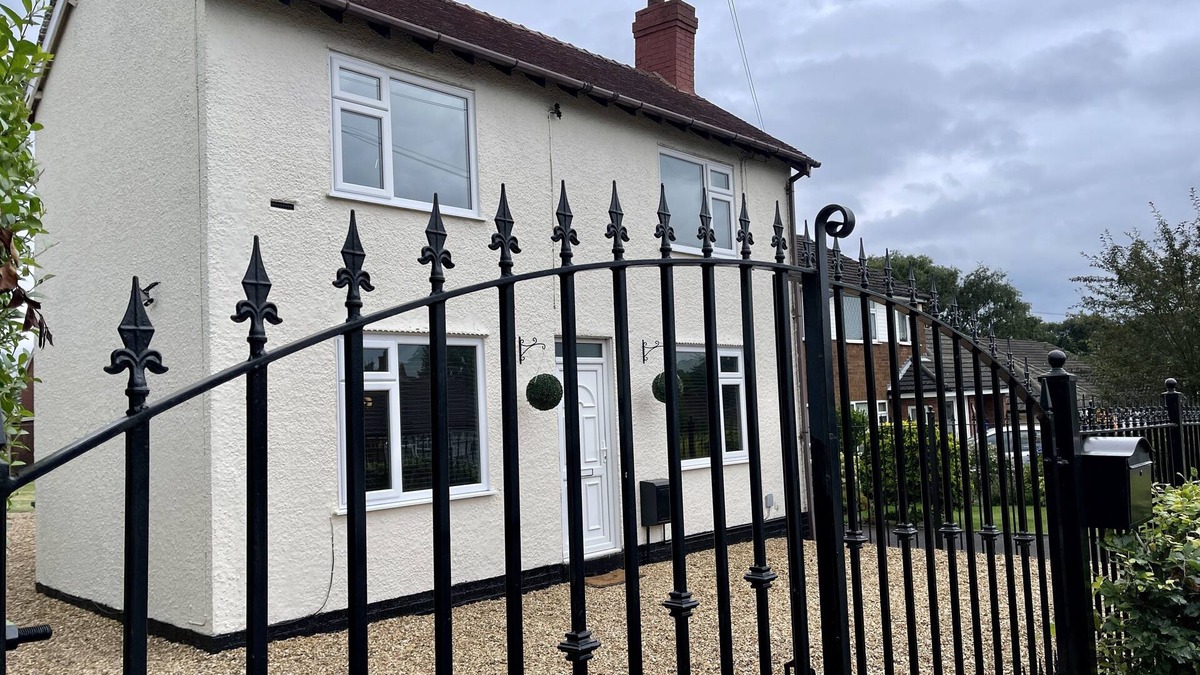 Cannock House | Delightful 2 bed detached home with secure parking