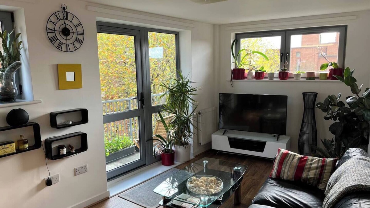 Stepney Green Apartment | Delightful 2-bedroom apartment with great balcony in London