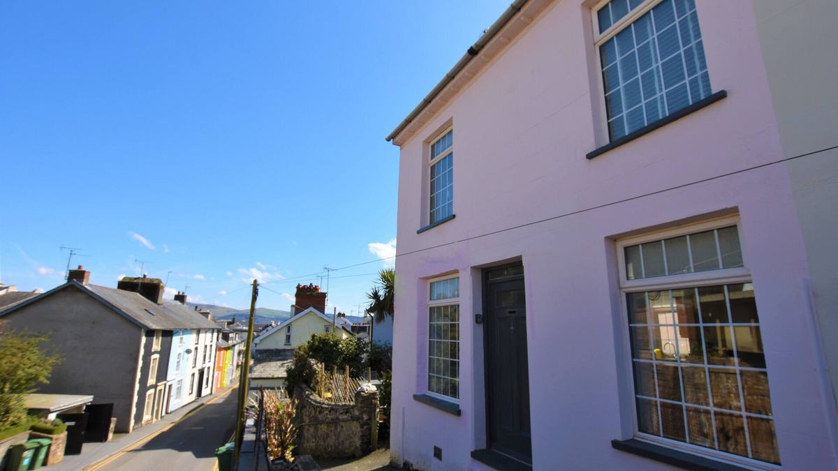 Aberdovey Cottage | Delightful 2 Bedroom Cottage, just Off Village Square, sleeps 4,Pets Friendly