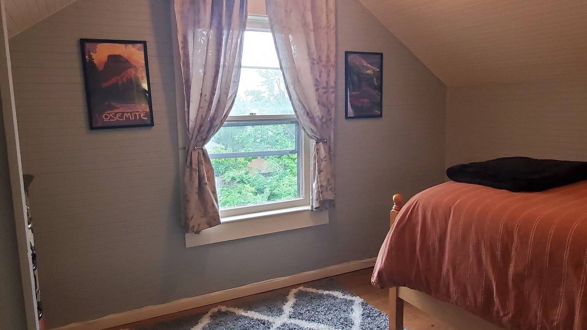 Mount Tabor House | Delightful 2 bedroom in the heart of Montavilla. Just minutes to everything!