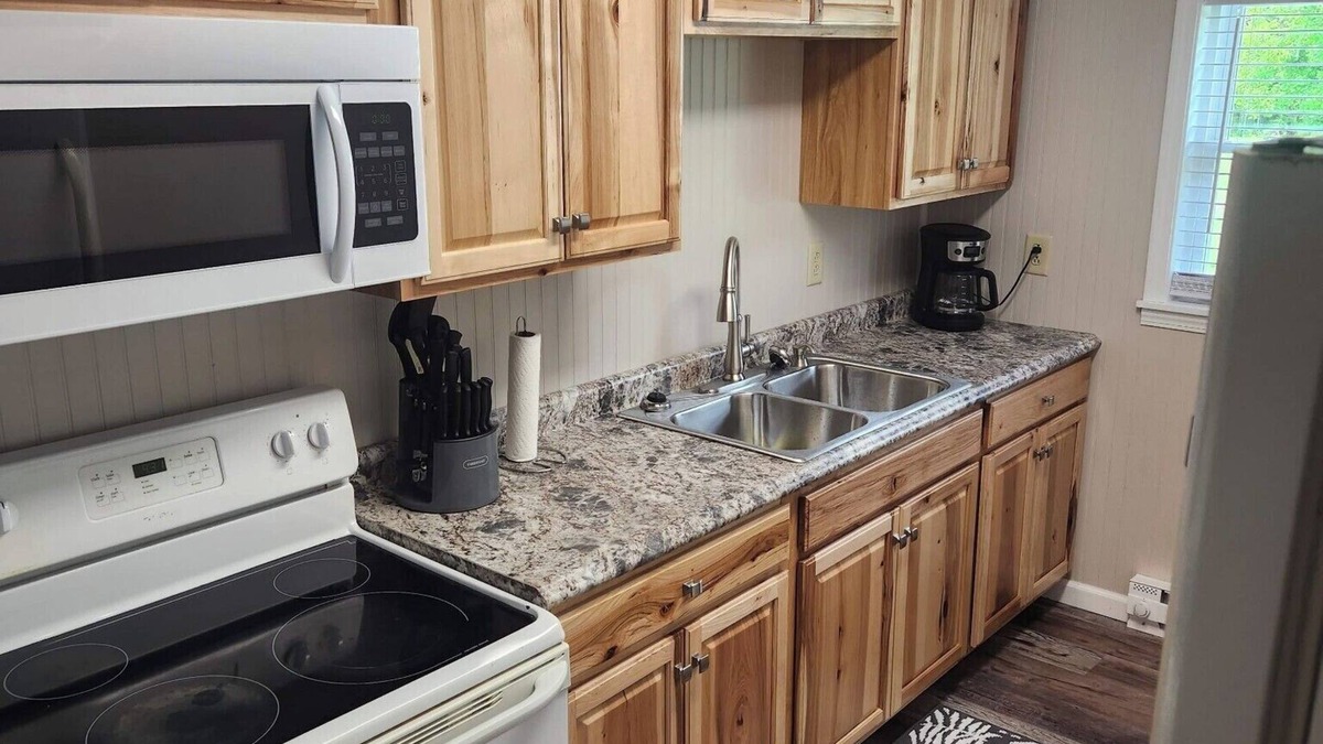 Woodbine Apartment | Delightful 2-bedroom apartment with AC in Rockholds. It's a true retreat!