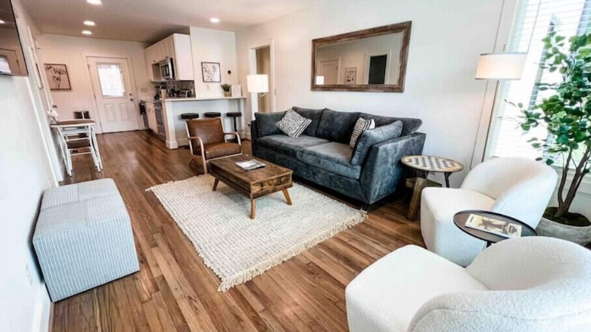 Homewood Condo | Delightful 2 BR Condo Downtown Homewood