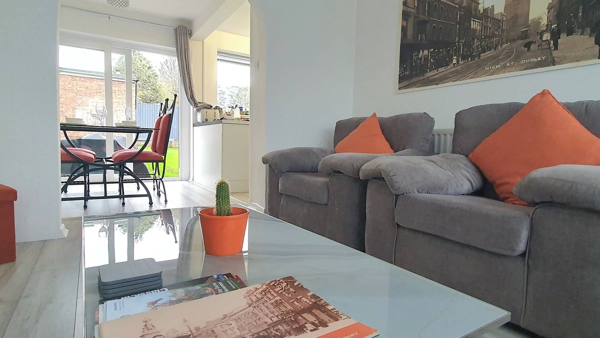 Brierley Hill House | Delightful 3-Bedroom House in Dudley Families and Contractors welcome 5 guests