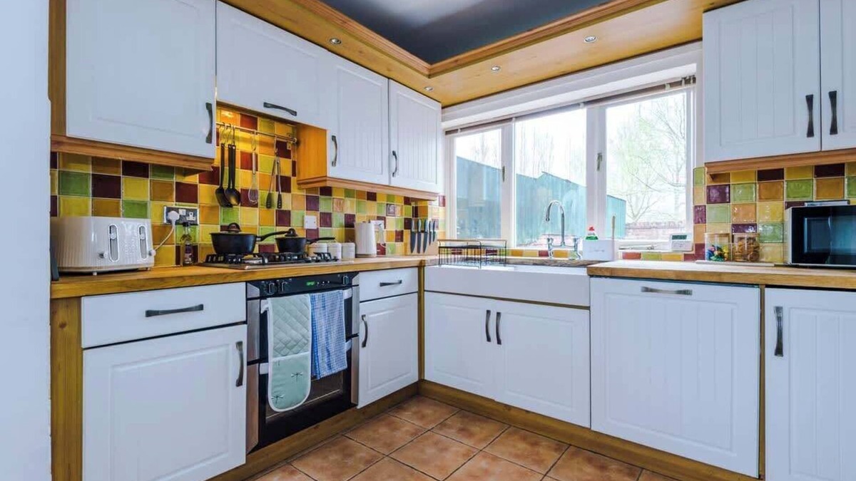 Port Sunlight House | Delightful 3 bedroom home with parking and garden