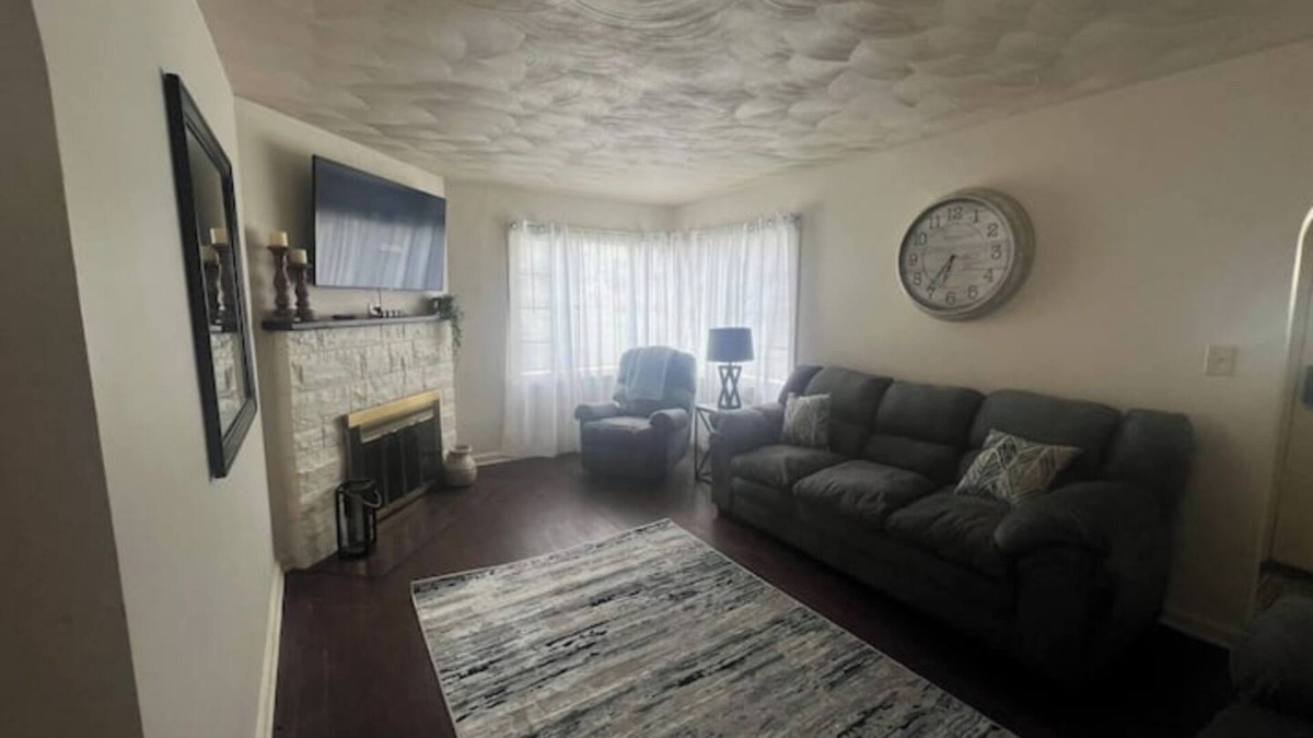 Warren House | Delightful 3 BR Home in Warren, OH