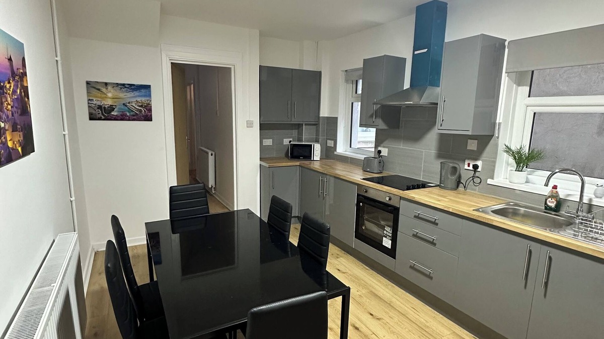 Grangetown House | Delightful 4-bedroom house in Cardiff City Centre