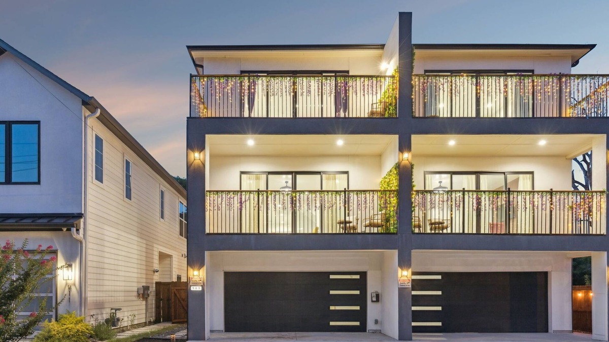 West Dallas House | Delightful 4-bedroom townhome with AC in Downtown Dallas