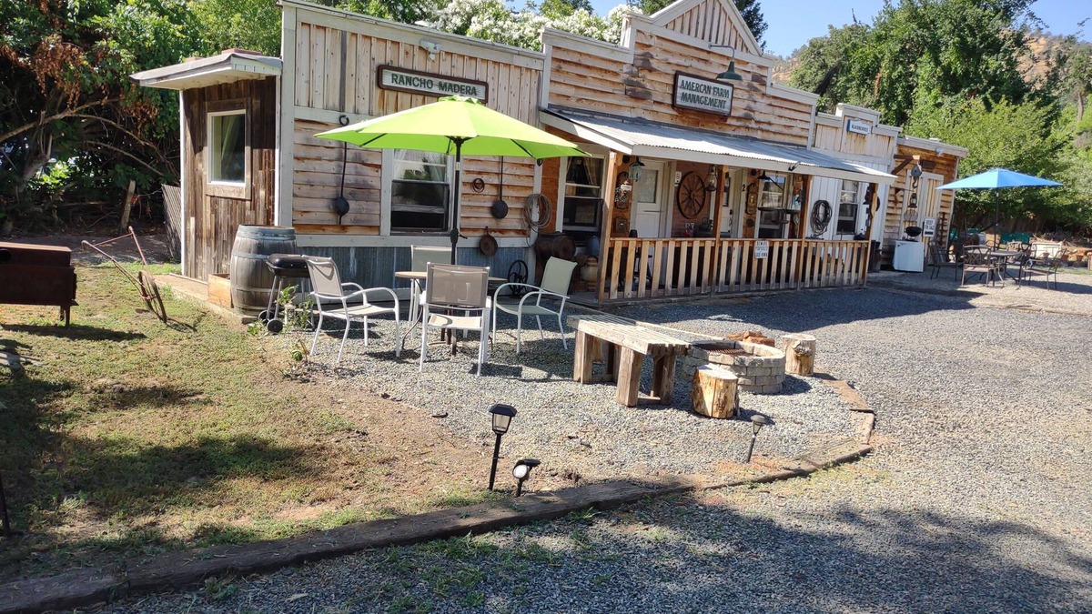 Springville House | Delightful Barn-Tavern Close to GIANT SEQUOIAS
