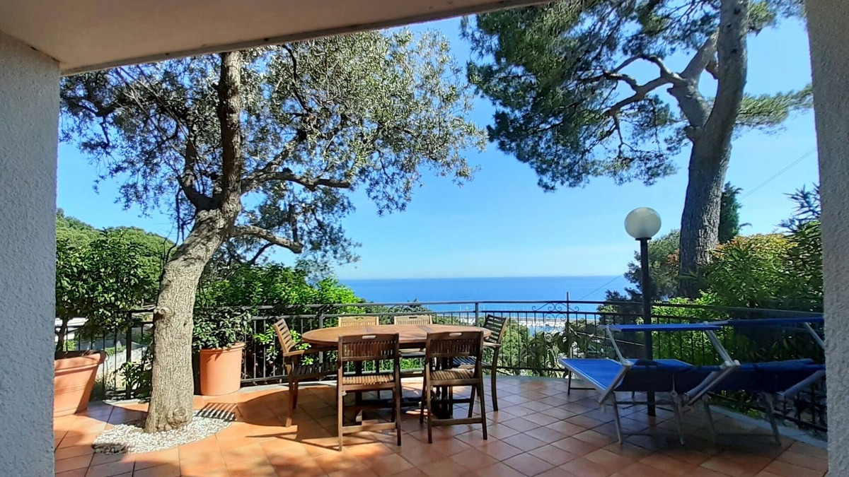 Marina di Andora Villa | Delightful beachfront villa surrounded by the peaceful pine forest of Andora