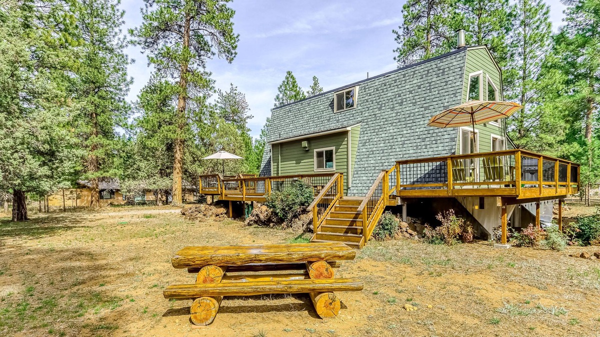 Sisters House | Delightful cabin with lofted layout, hot tub, modern kitchen, WiFi & shared pool