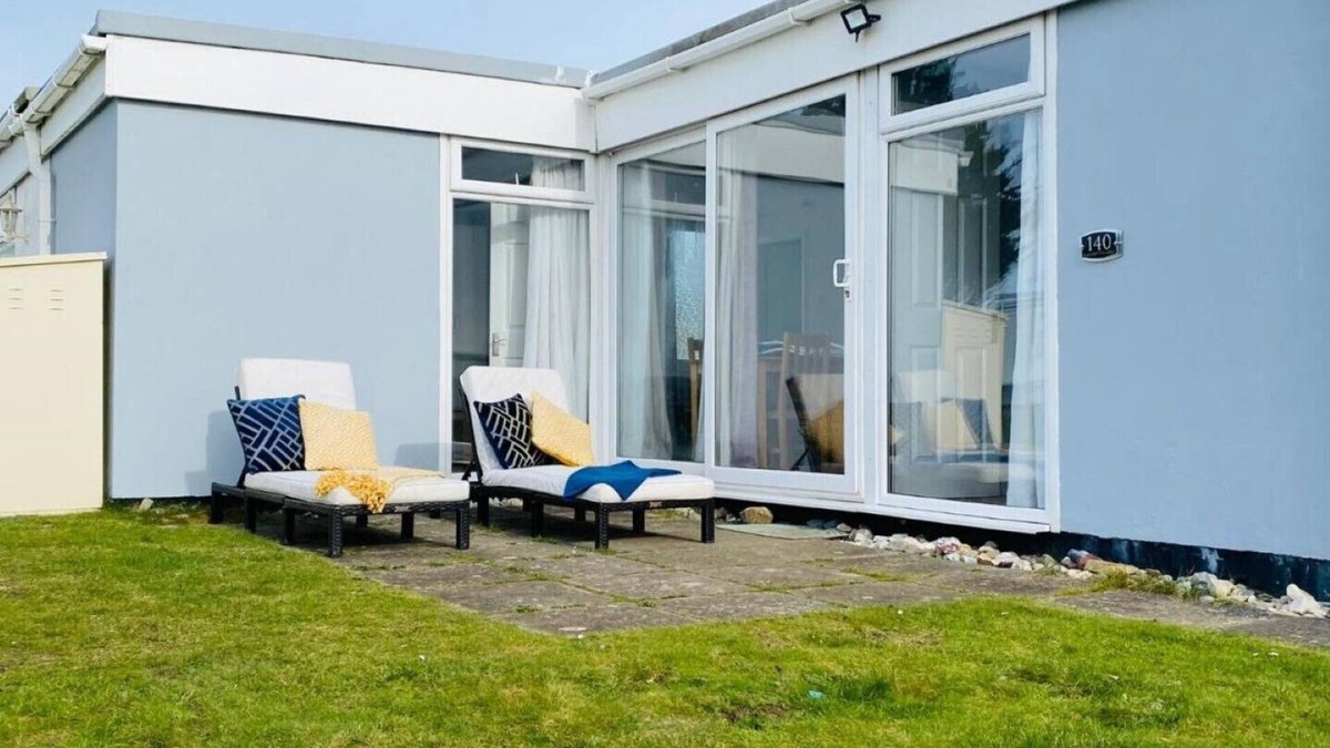 Kidwelly Ski Chalet | Delightful chalet, overlooking estuary!