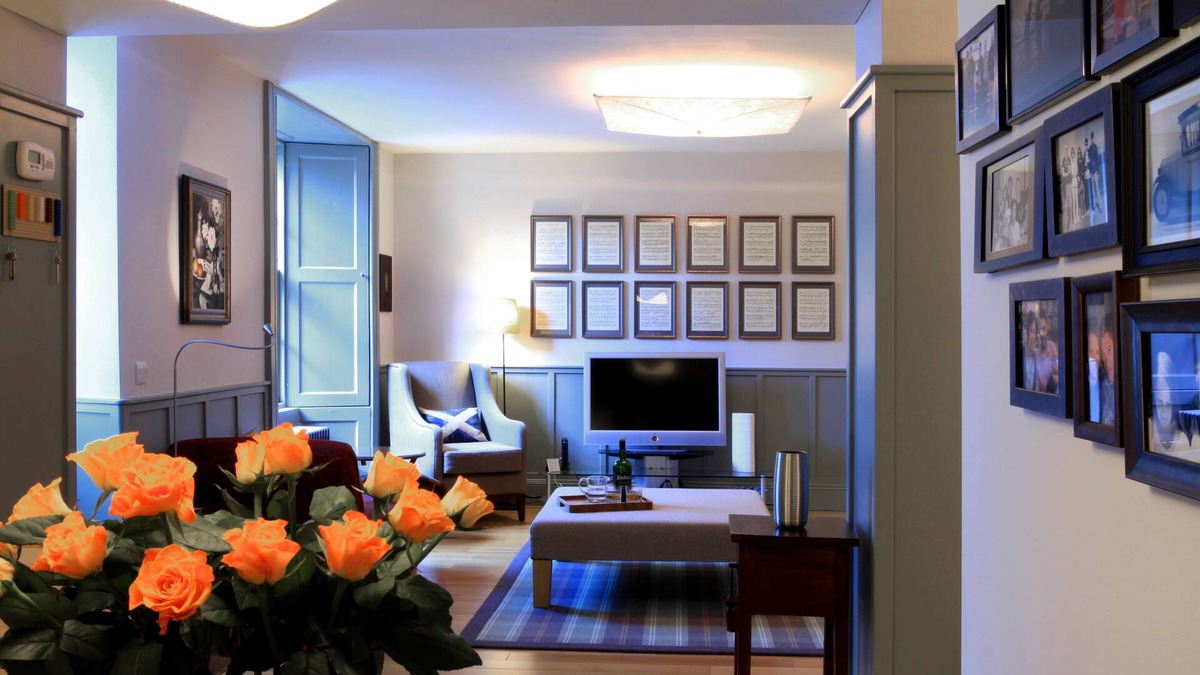 New Town Apartment | Delightful city-centre maindoor flat - bright and sunny with private courtyard
