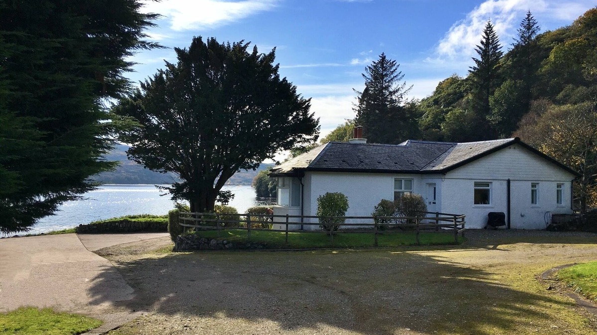 Tighnabruaich Cottage | Delightful Cottage in a Stunning Private Waterfront Location.