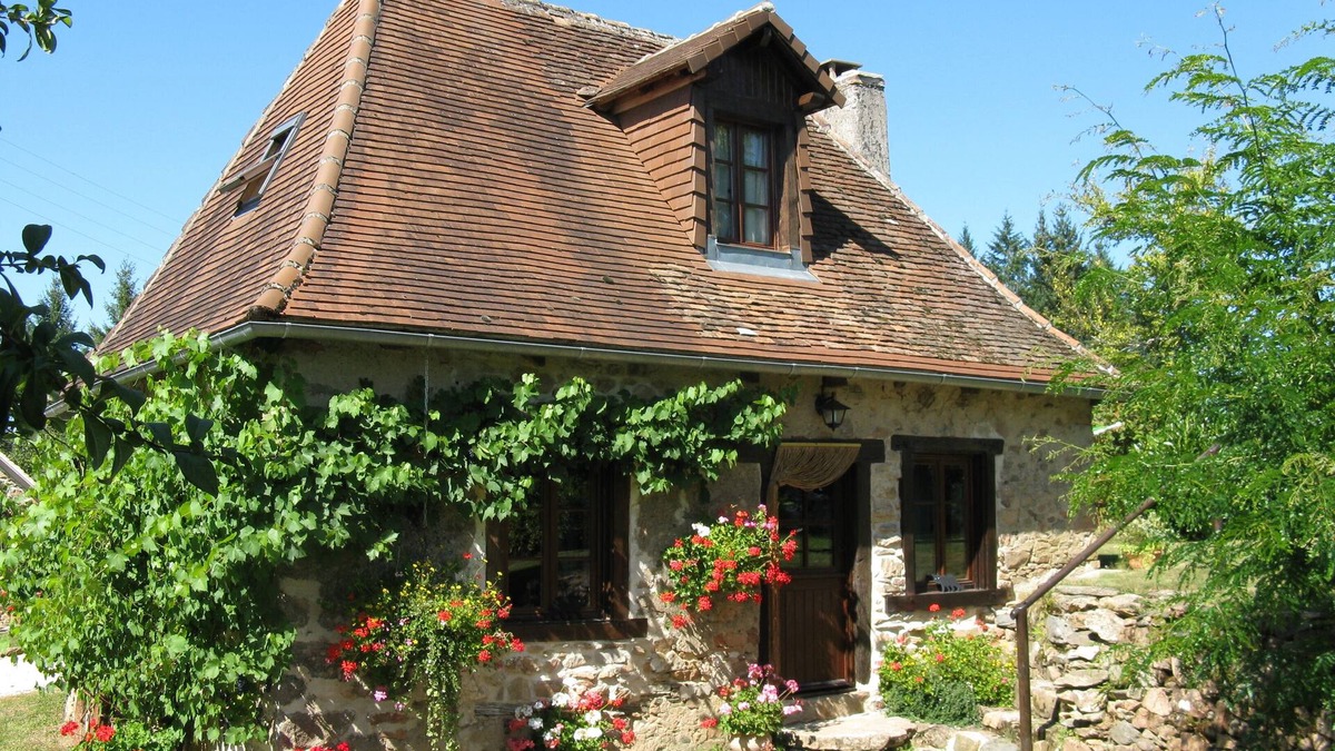 Meuzac Cottage | Delightful Cottage in quiet hamlet of Chabrenas - nOnly available April -October