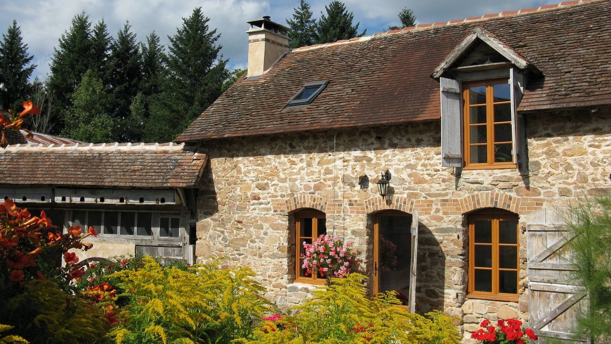 Meuzac Cottage | Delightful cottage in secluded hamlet of Chabrenas with use of swimming pool