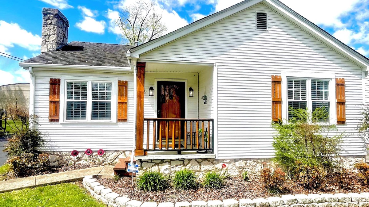 Bowling Green House | Delightful Decor/3 miles to Beech Bend & WKU/Garage/Firepit/King Bed/Games
