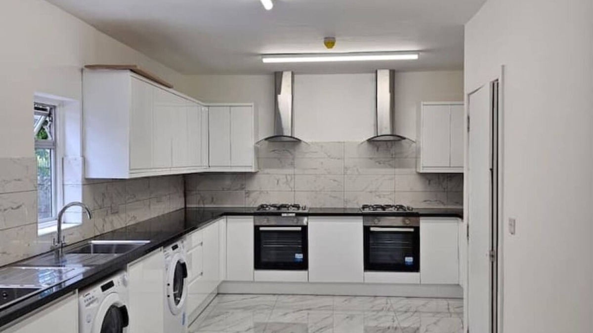 Ponders End Apartment | Delightful Double En-suite Room