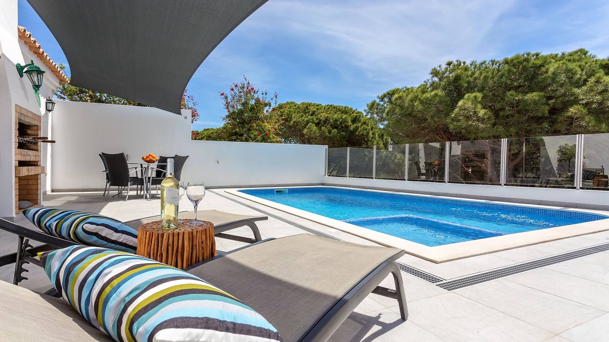 Vale do Garrao Villa | Delightful Dunas Villa: private heated pool, golf discounts walk to beach
