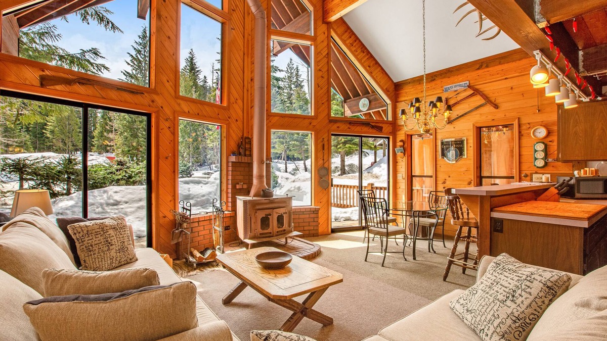 Hyak Cabin | Delightful, family-friendly A-frame cabin w/a pool table, foosball, & more