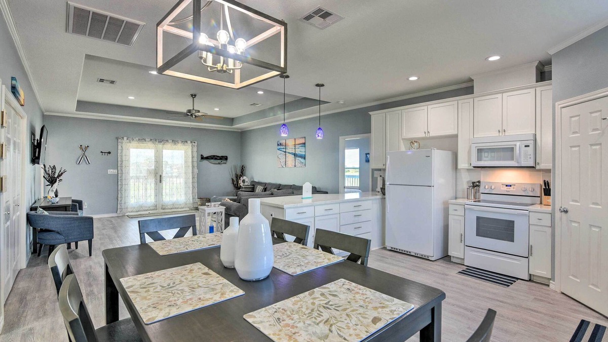 Pirates Beach House | Delightful Galveston Abode - 1/2 Mi to Beach!