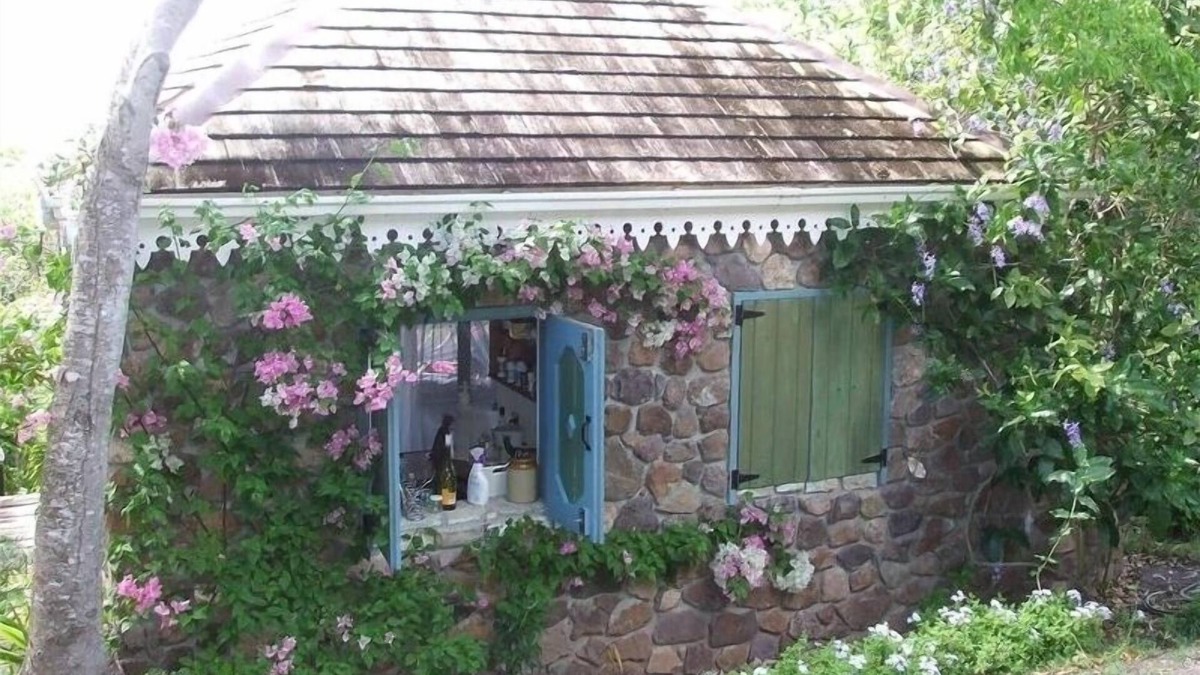 Falmouth Harbour Apartment | Delightful Garden Hideaway with Lovely Views Over the Bay