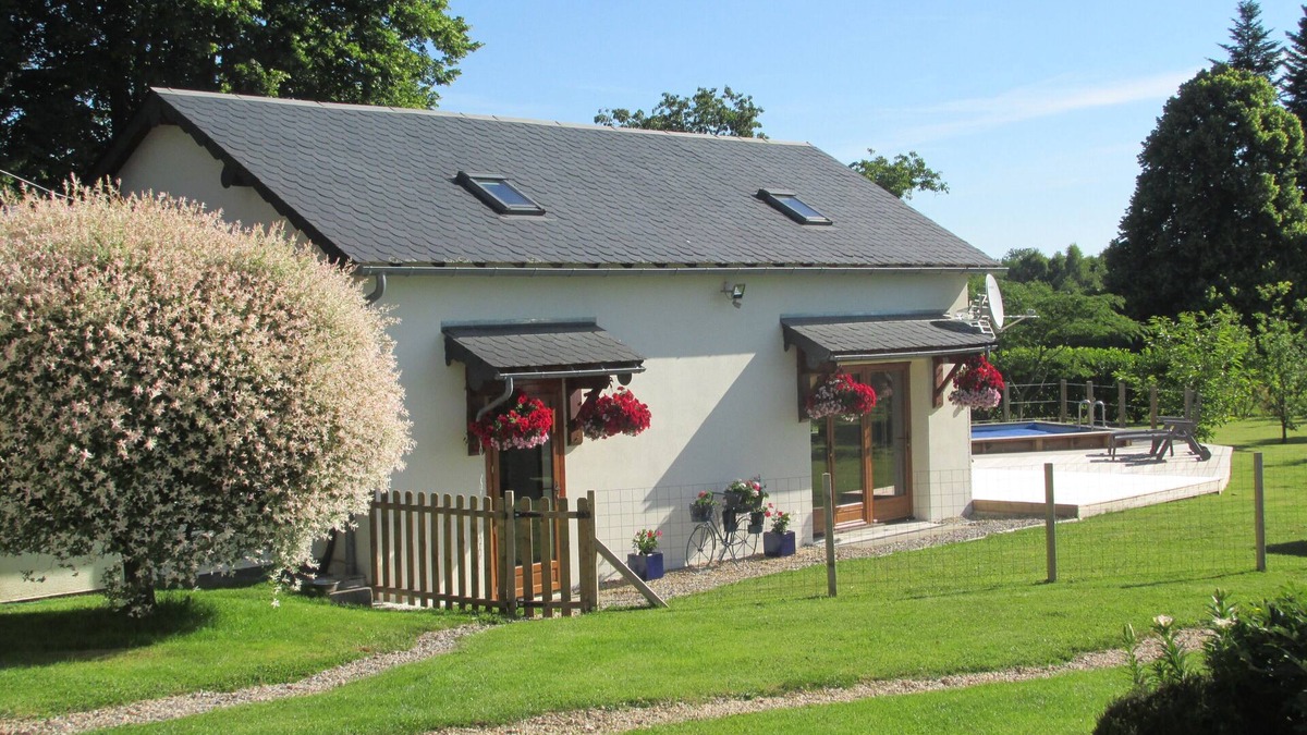 Montgibaud Cottage | Delightful gite in La Graffeuille with exclusive use of swimming pool & hot tub