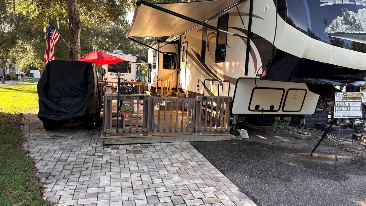Salt Springs RV Rental | Delightful Glamping 5th wheel 2-bedroom with AC, WiFi in nice Fort McCoy