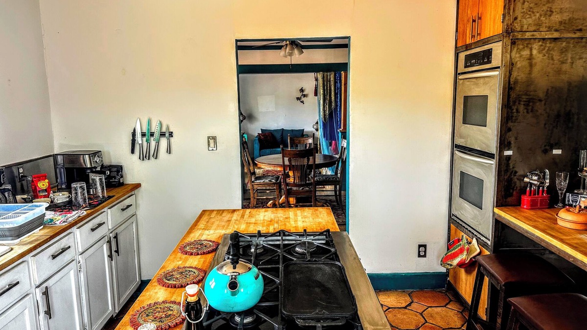Madrid House | Delightful gypsy bungalow located in the bewitching mountain village of Madrid!