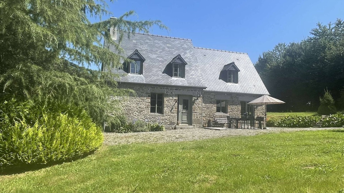 Fleury House | Delightful House for Up to 6 Guests + Baby With Large Secluded Garden Area