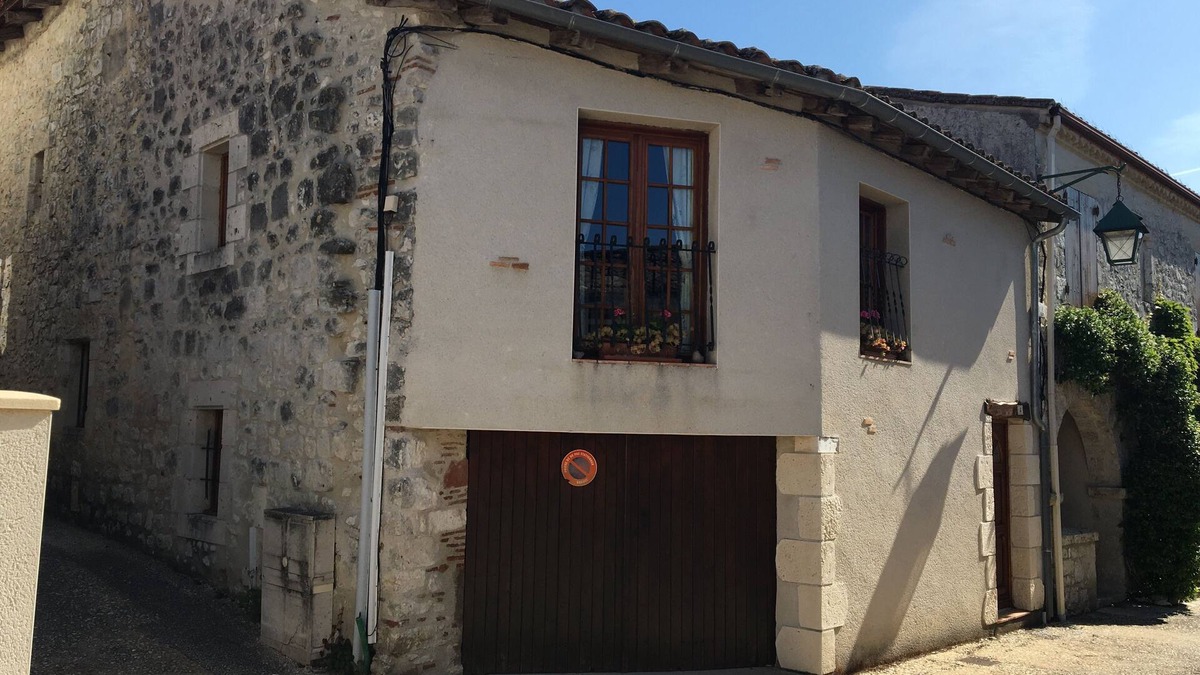 Pujols Cottage | Delightful independant property with garden in small medieval fortified citadel