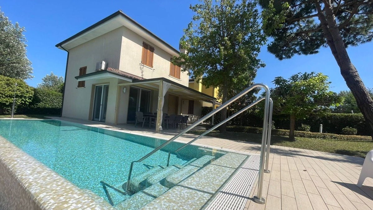 Rosolina Villa | Delightful villa with garden and pool in Albarella