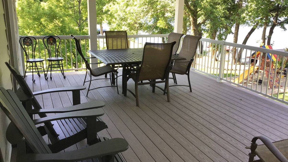 Alexandria House | Delightful Lakeshore Cottage, Great Swim & Lakeside Amenities, +22 Foot Pontoon