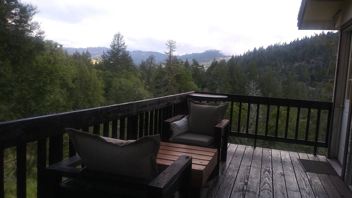 Redway Apartment | Delightful off grid studio with beautiful mountain views