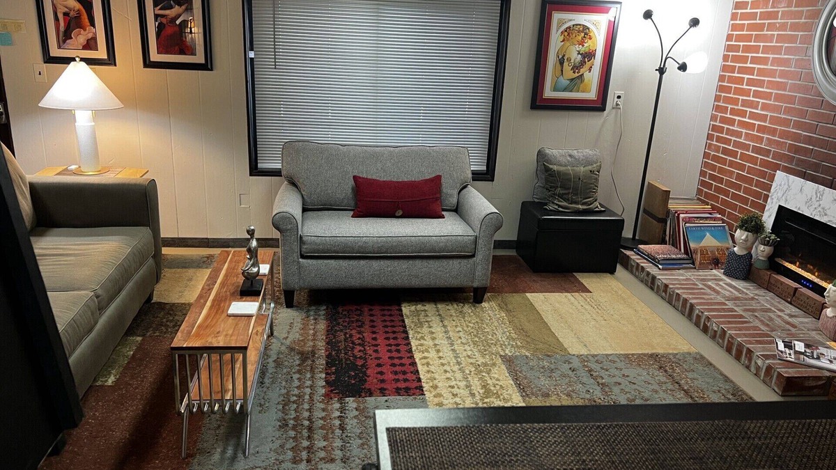 South Kansas City Apartment | DELIGHTFUL PATIO APT W/PRIVATE ENTRY IN SOUTH KC