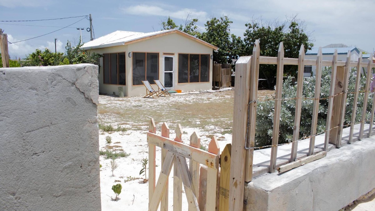 Cockburn Town Cottage | Delightful, quiet beachfront cottage