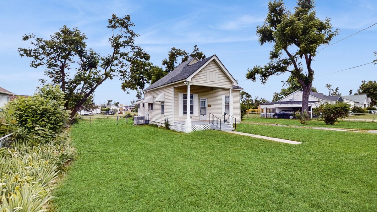 Rogers House | Delightful Rogers getaway w/full kitchen, dog-friendly yard, Wifi, AC & W/D